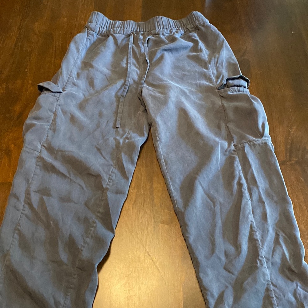 Womens Lululemon cargo pant. Size 4